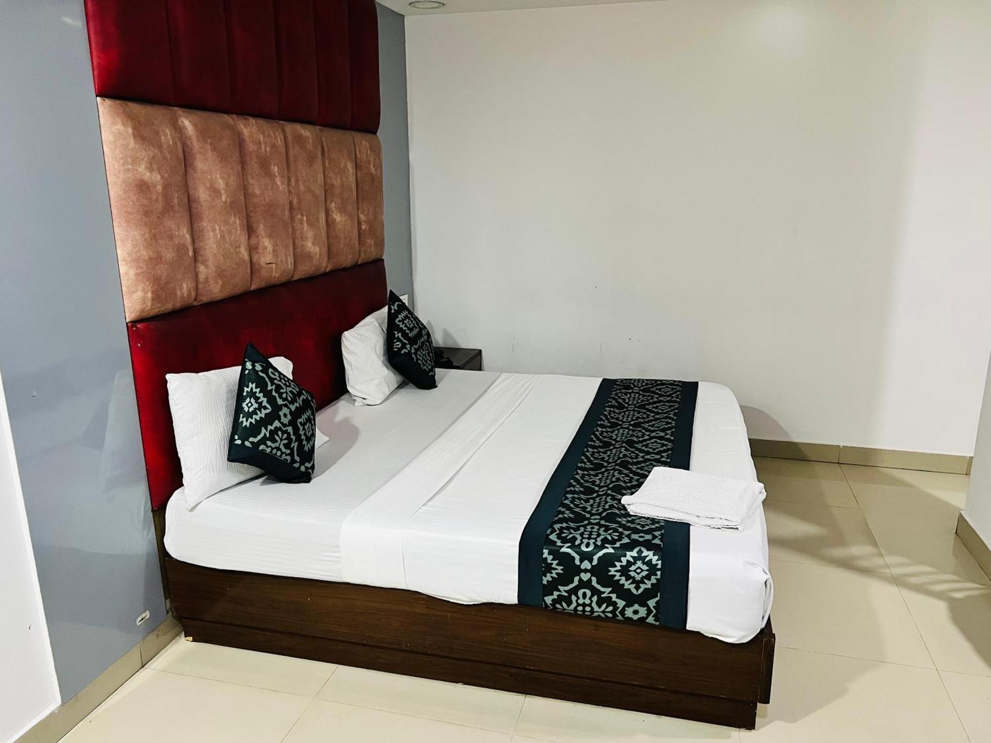 Hotel Marina Near Igi Airport Delhi Ню Делхи Екстериор снимка
